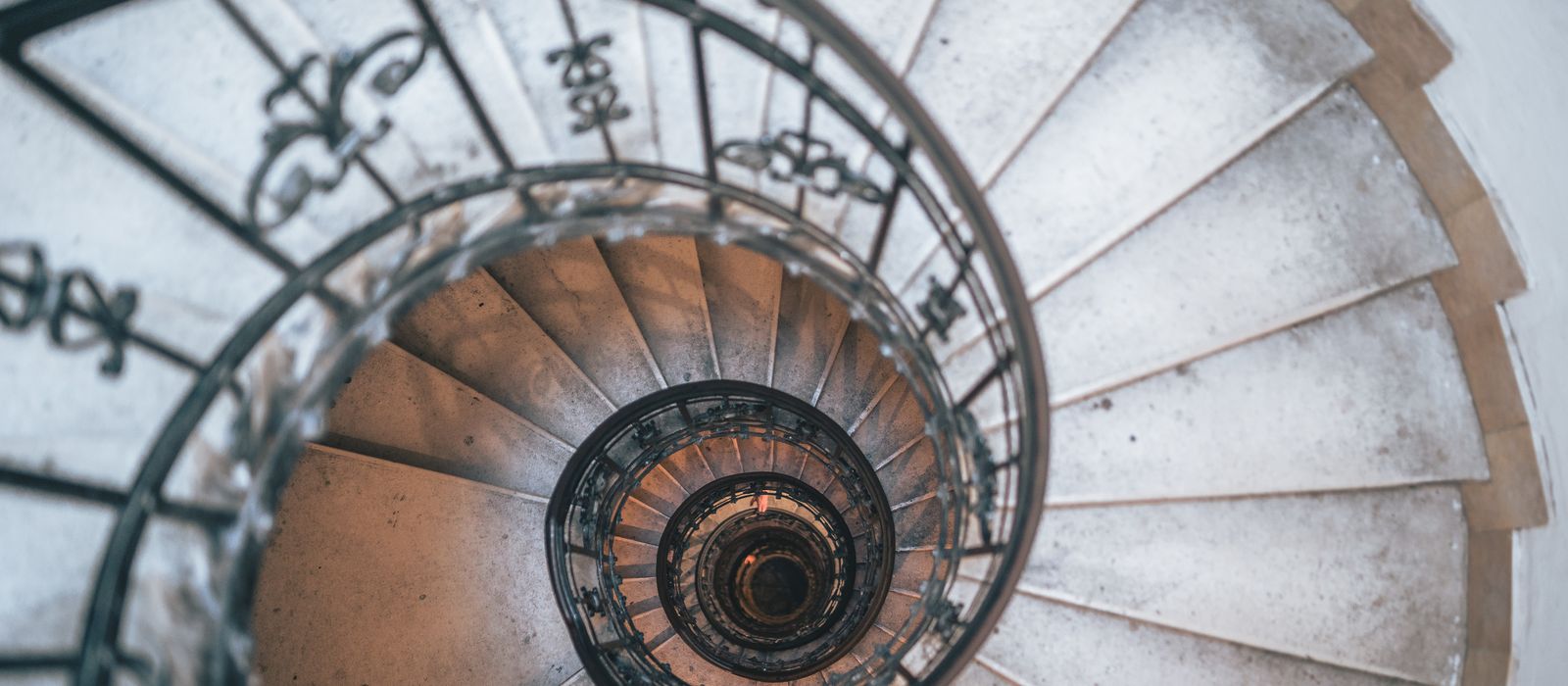 Yuxarıdan görünən spiral pilləkən