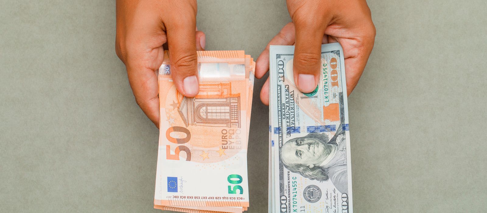 Əllərdə dollar və avro əskinasları