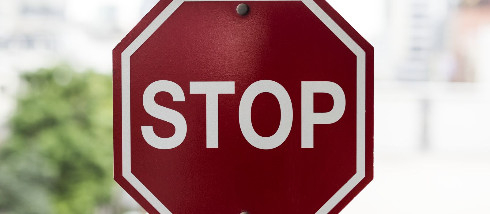 Qırmızı “STOP” yol nişanı