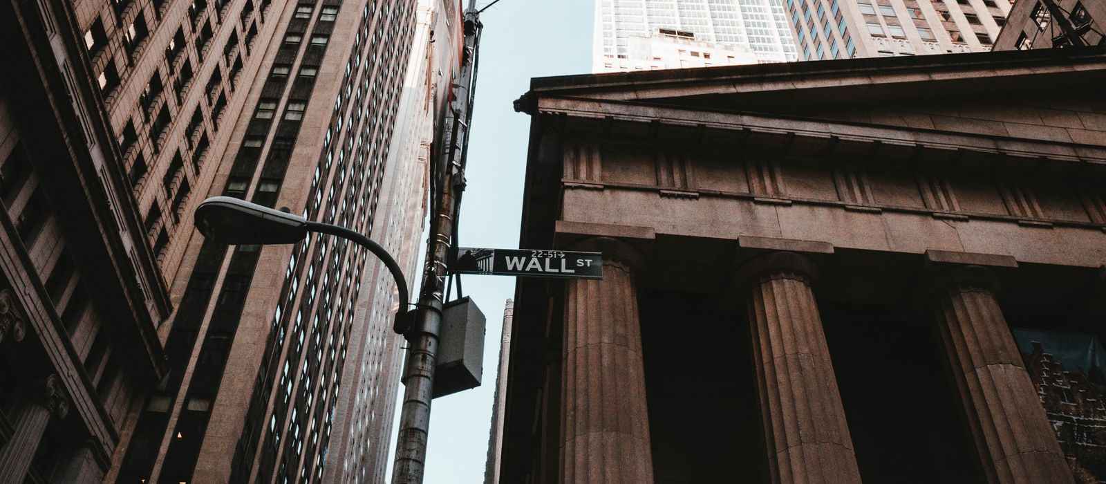 Nyu-Yorkda “Wall St” küçə lövhəsi və sütunlu bina